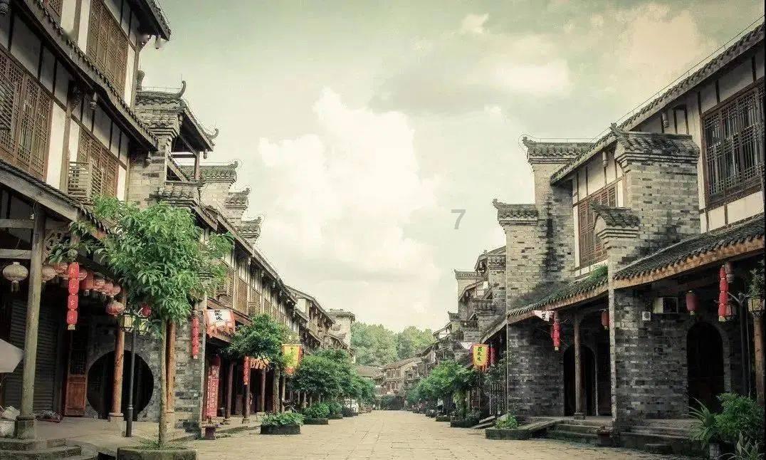 海口三港因大雾暂时停运预计持续至上午，船票有效复运后顺延登船
